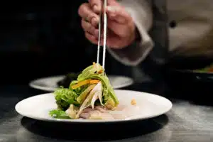 Ceviche et sauce piquante à l'oignon