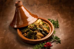 Tajine de poulet au vadouvan et confit de fruits secs : une recette originale et savoureuse Tajine de poulet au vadouvan et confit de fruits secs prêt à être servi