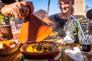 Tajine de poulet au vadouvan et confit de fruits secs : une recette originale et savoureuse Tajine de poulet au vadouvan et confit de fruits secs servi en portion individuelle