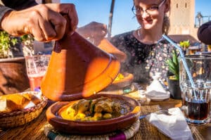 Tajine de poulet au vadouvan et confit de fruits secs servi en portion individuelle