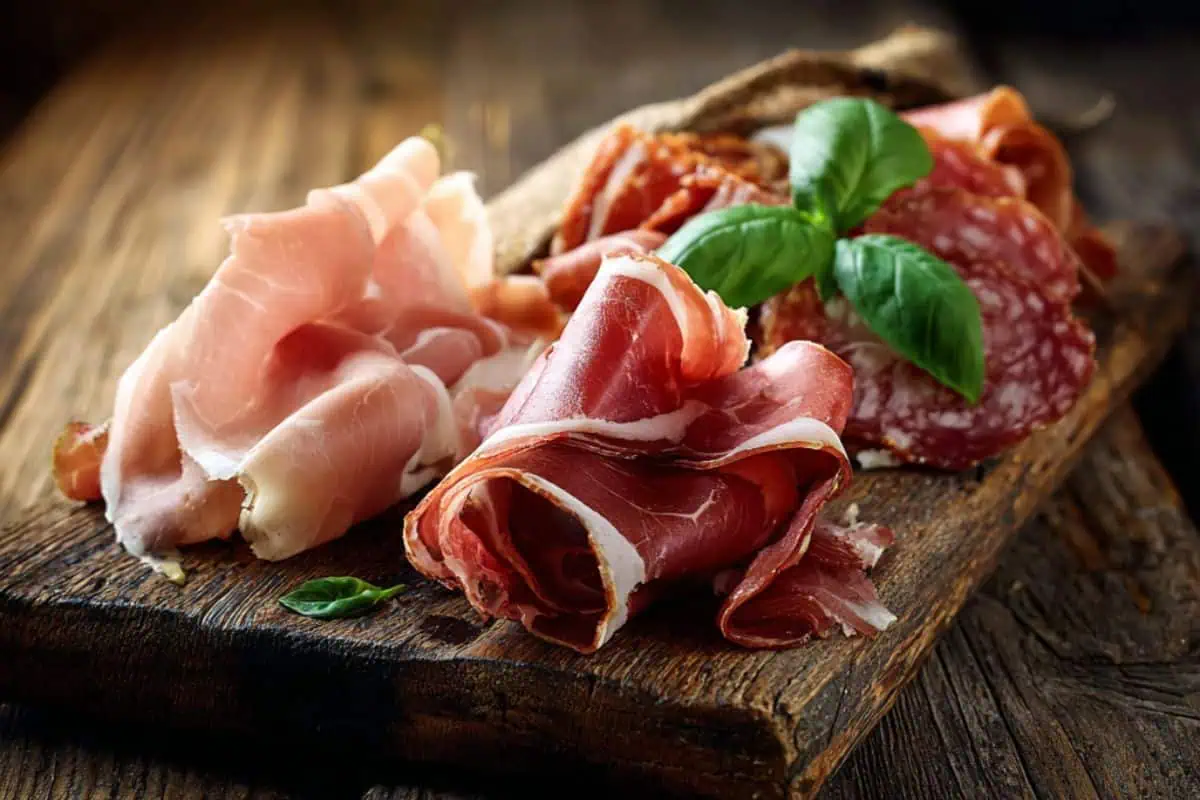 jambon cru et jambon cuit comparés, différences de texture, couleur et découpe