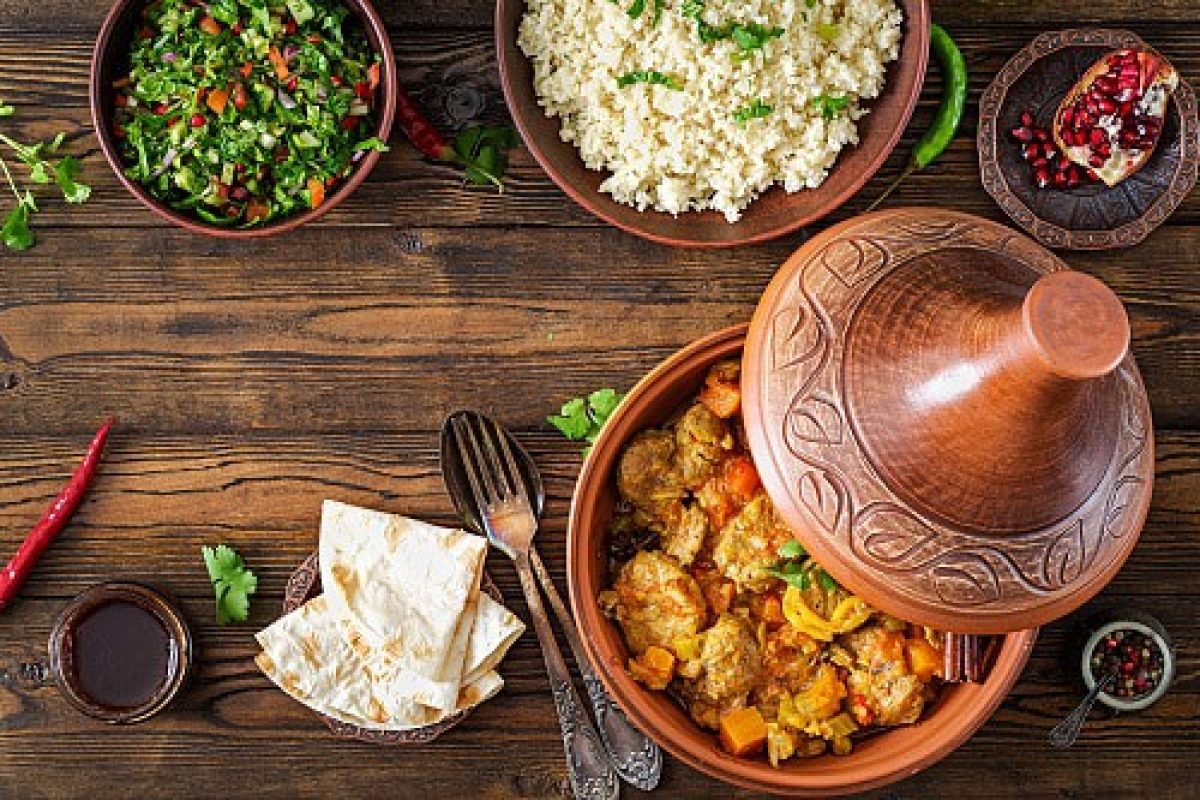 Préparation du tajine de poulet au vadouvan et confit de fruits secs